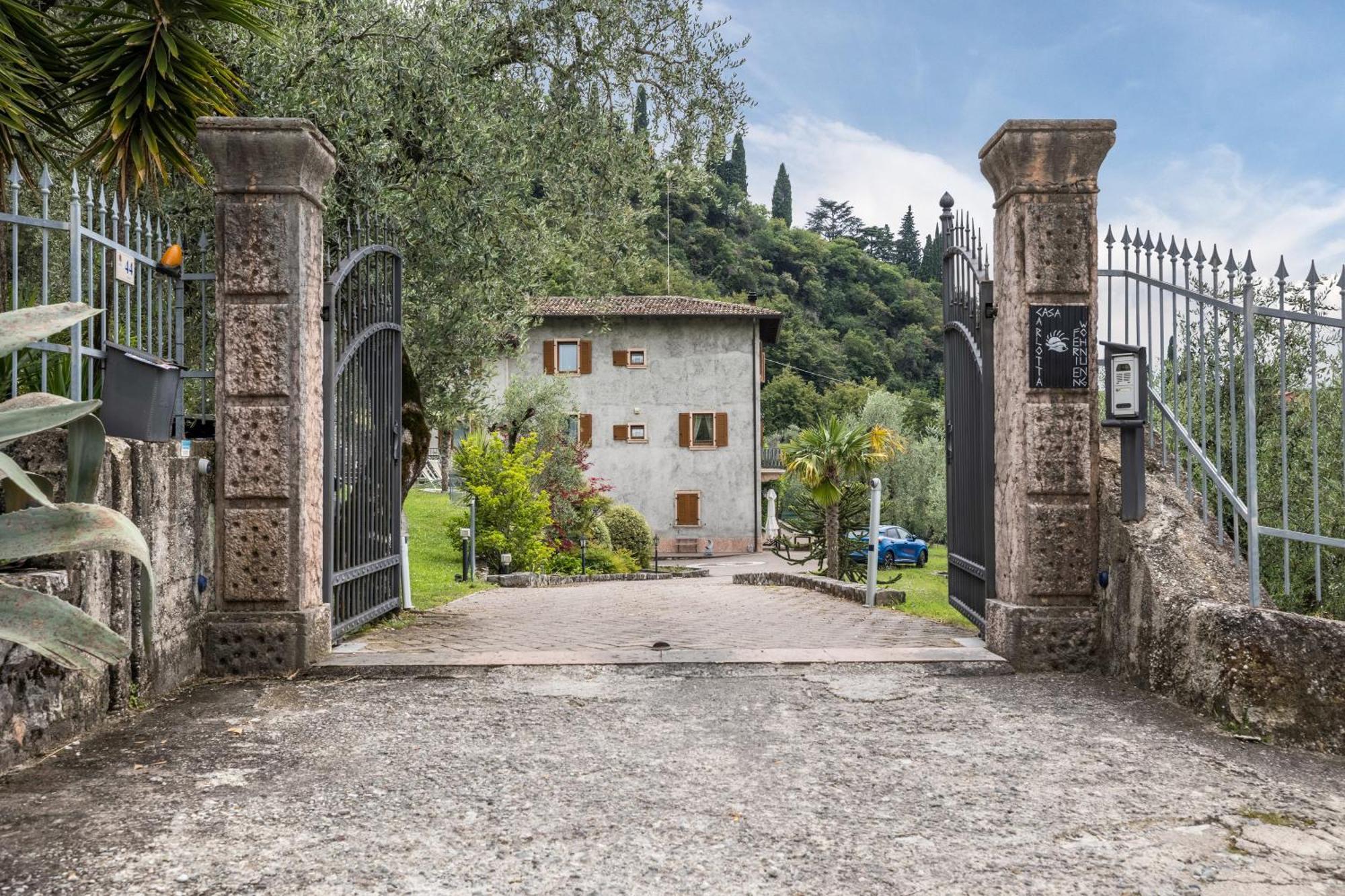 דירות מאלצ'סינה Casa Carlotta מראה חיצוני תמונה